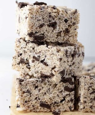 Cookies cream crispy bars