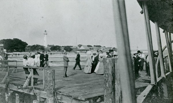 Travelers arriving at the SSI Pier early 1900s CGHS.JPG